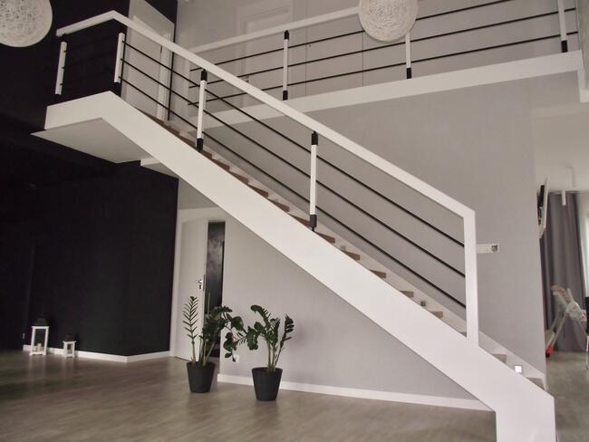 Nowoczesne schody drewniane i stalowe.