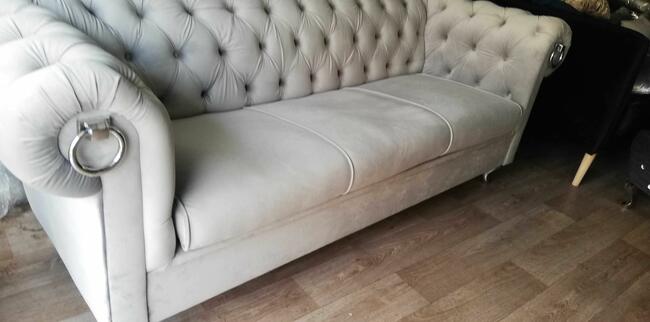Sofa chesterfield glamour z f spania kołatki nogi chrom