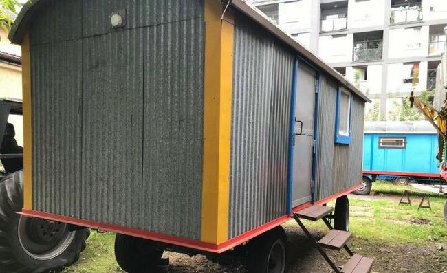 Wypożyczalnia przyczep na kołach, barak, barakowóz, kontener