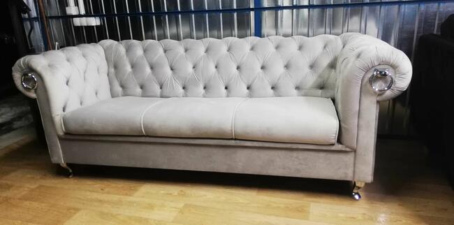 Sofa chesterfield glamour z f spania kołatki nogi chrom