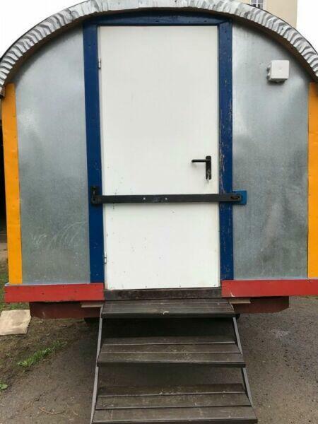 Wypożyczalnia przyczep na kołach, barak, barakowóz, kontener