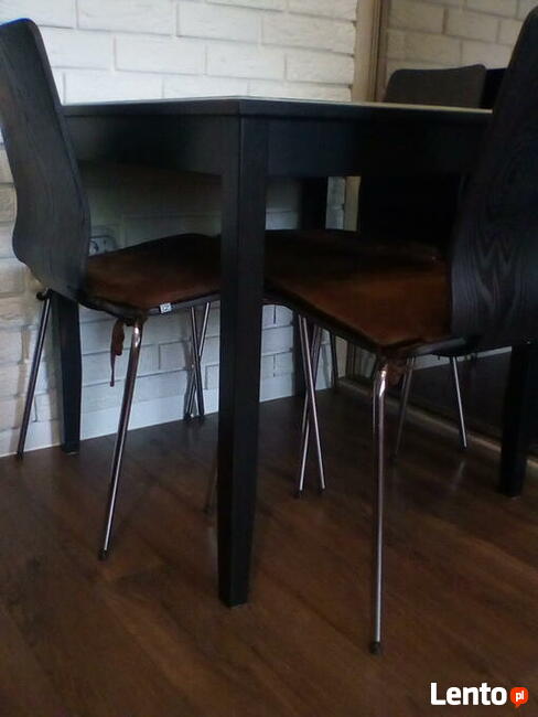 Sprzedam stół z czterema krzesłami stan super