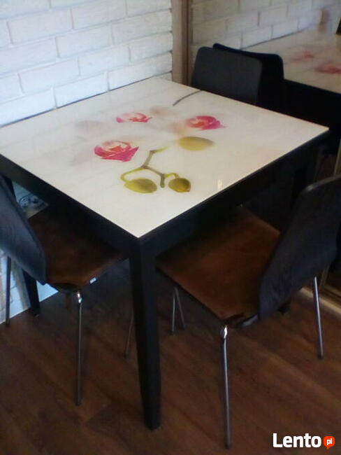 Sprzedam stół z czterema krzesłami stan super