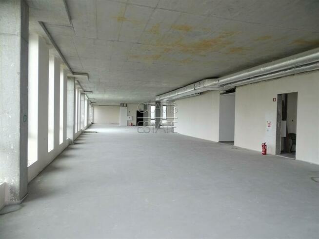 Lokal na parterze przy głównej ulicy