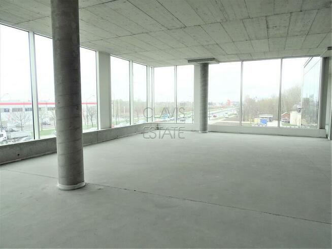 Lokal na II piętrze z witryną