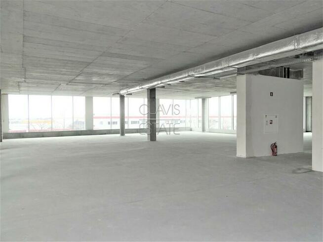 Lokal na II piętrze z witryną