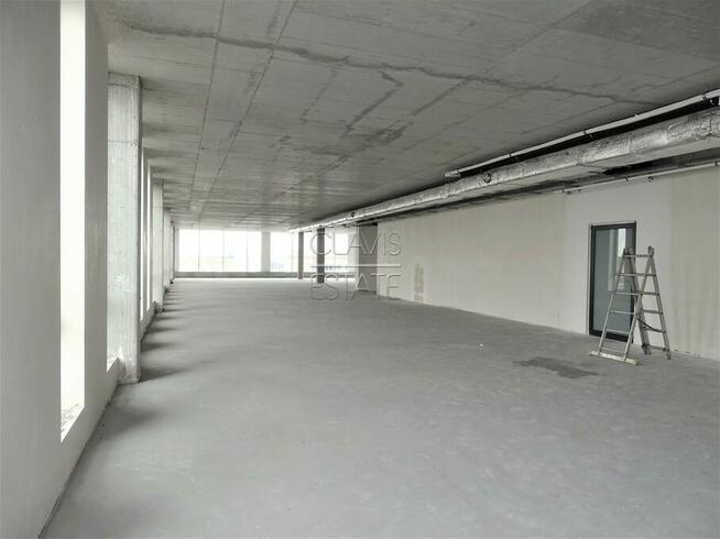 Lokal na II piętrze z witryną