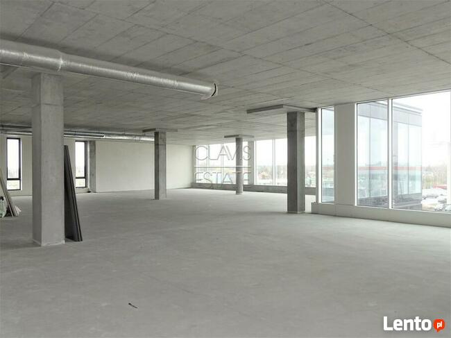 Lokal na II piętrze z witryną