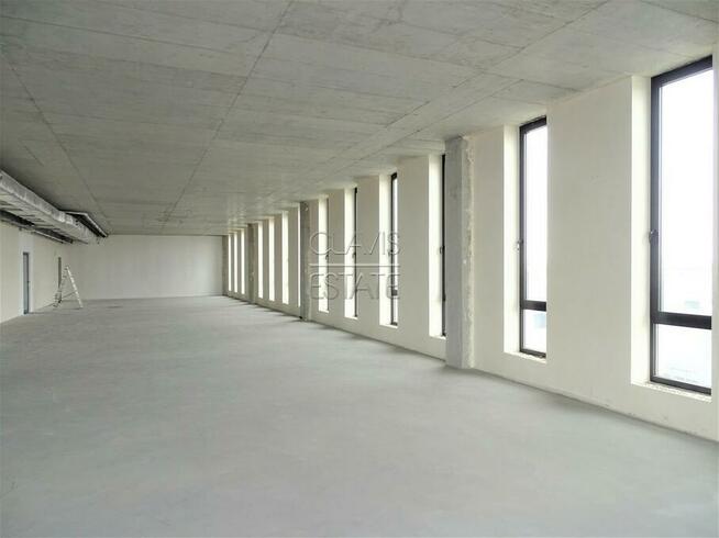 Lokal na II piętrze z witryną