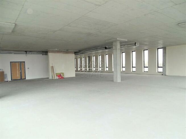 Lokal na II piętrze z witryną