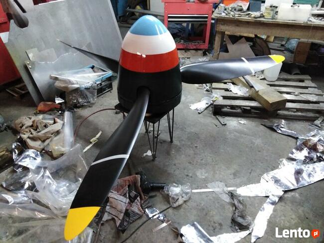 Renowacja i odbudowa śmigieł samolotu części na ekspozycje .