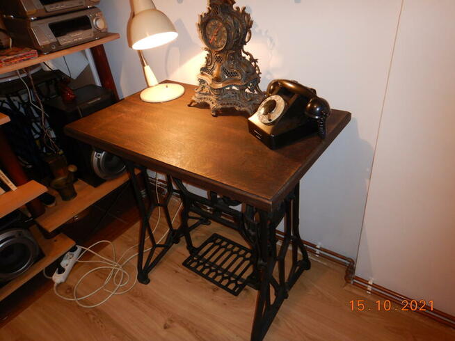 Stolik z blatem z litego drewna i nóżkami od starej maszyny