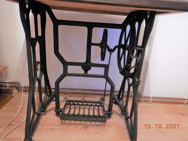 Stolik z blatem z litego drewna i nóżkami od starej maszyny