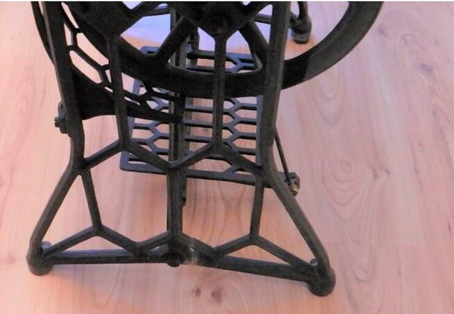 Stolik z blatem z litego drewna i nóżkami od starej maszyny