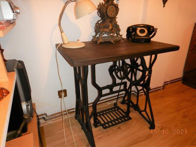 Stolik z blatem z litego drewna i nóżkami od starej maszyny