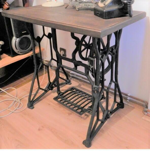 Stolik z blatem z litego drewna i nóżkami od starej maszyny
