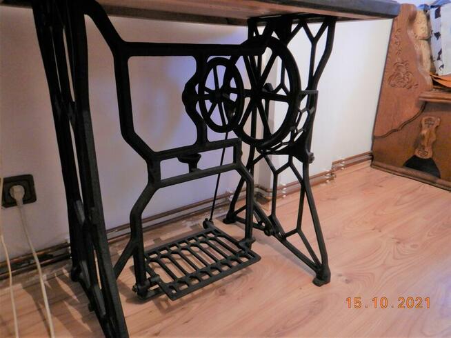 Stolik z blatem z litego drewna i nóżkami od starej maszyny