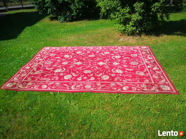 Sprzedam klasyczny dywan bordowo-biały o wym. 2,40 m x 3, 30