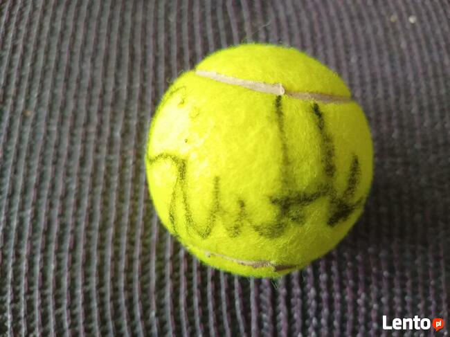 Piłka tenisowa z autografem.