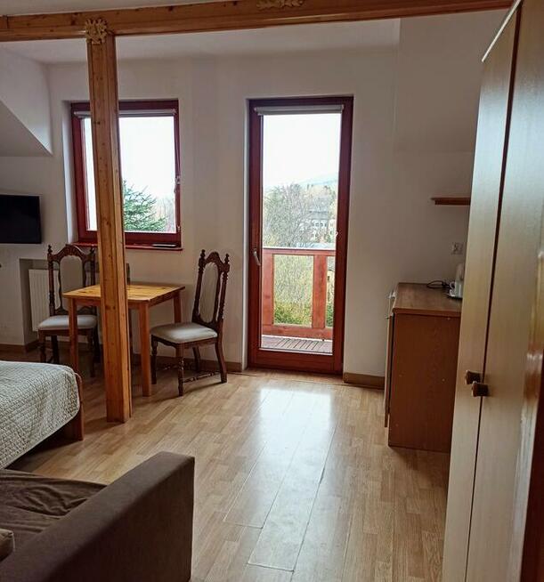 Pokoje z łazienkami i widokiem na góry w centrum Karpacza