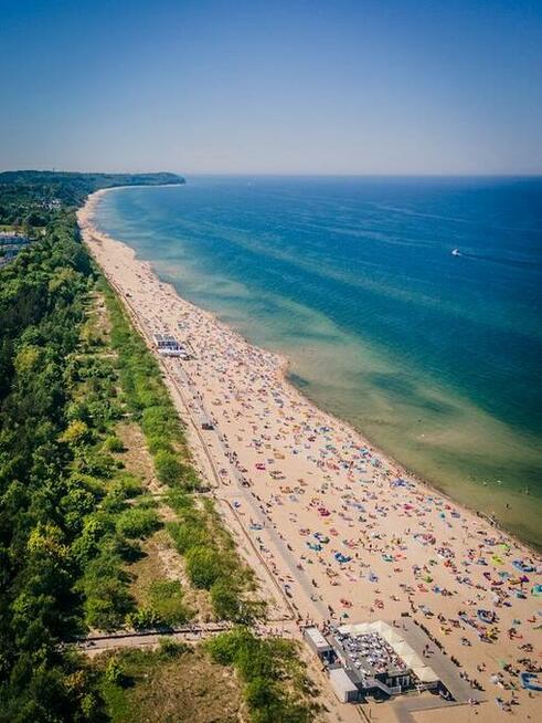 Sprzedaż produktów spożywczych na plaży we Władysławowie.