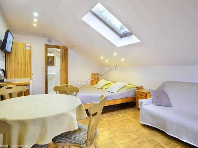 Pokoje z łazienkami i widokiem na góry w centrum Karpacza