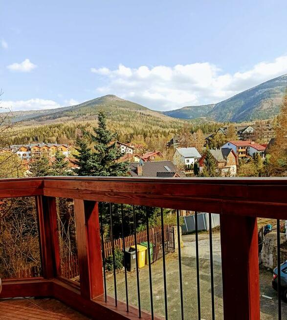 Pokoje z łazienkami i widokiem na góry w centrum Karpacza