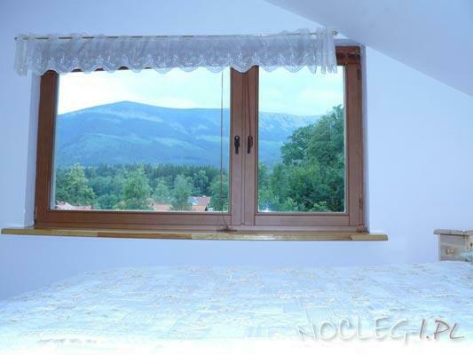 Pokoje z łazienkami i widokiem na góry w centrum Karpacza