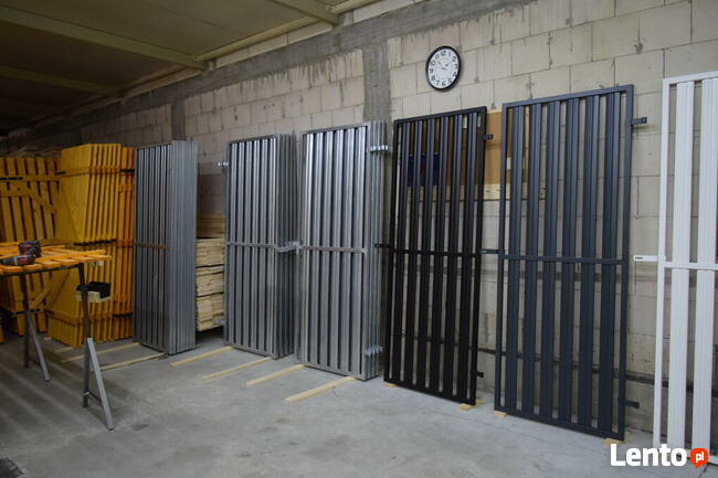 Drzwi do piwnicy metalowe