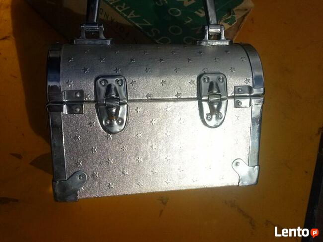 Ozdobny kuferek torebka, 30 zł.