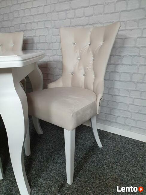 Krzesła do salonu tapicerowane z kołatką szare Producent