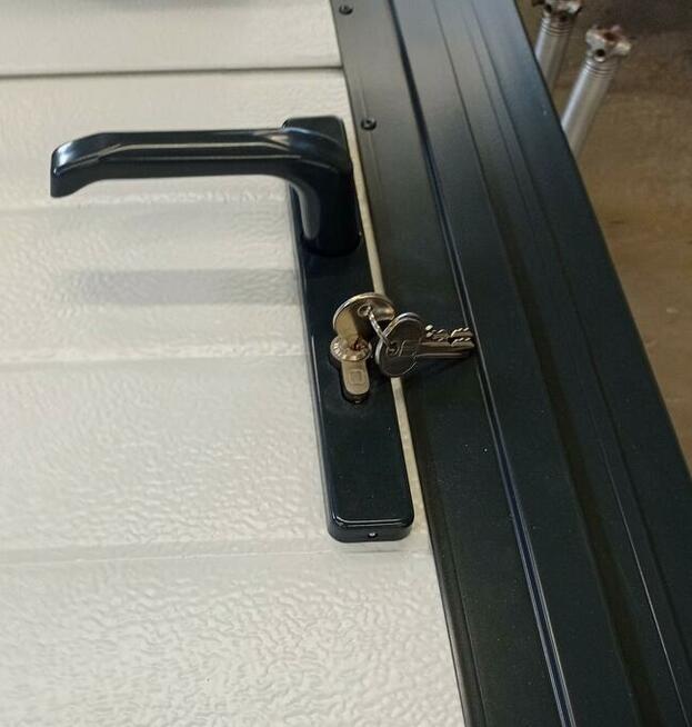 Drzwi do garażu w kolorze złoty dąb pod wymiar