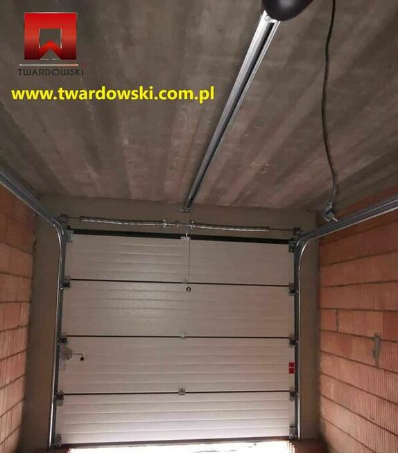 Nowoczesna brama segmentowa w kolorze RAL 7016 Antracyt
