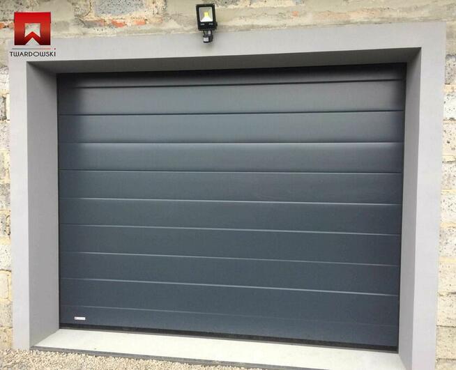 Nowoczesna brama segmentowa w kolorze RAL 7016 Antracyt
