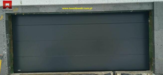 Nowoczesna brama segmentowa w kolorze RAL 7016 Antracyt