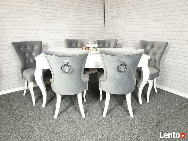 Krzesła do salonu tapicerowane z kołatką szare Producent