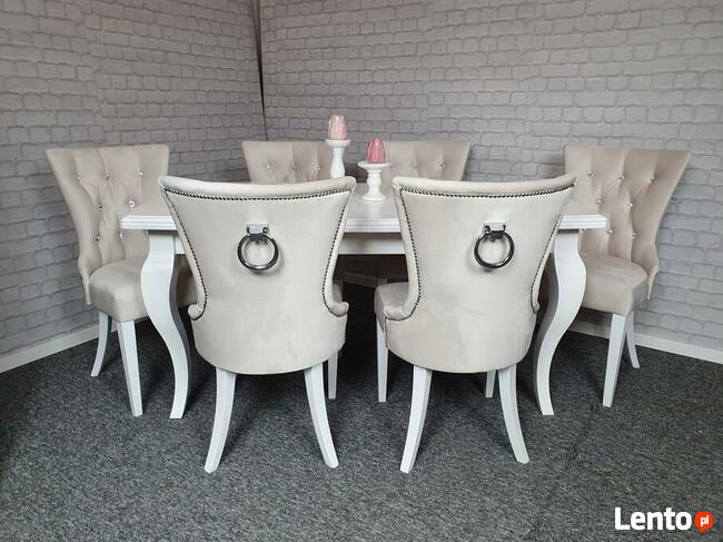 Krzesła do salonu tapicerowane z kołatką szare Producent