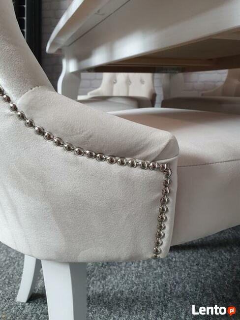 Krzesła do salonu tapicerowane z kołatką szare Producent
