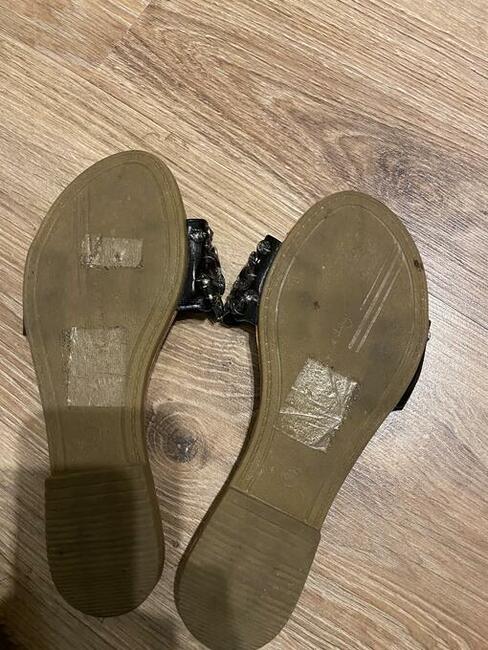 Klapki na lato ze zdobieniami 37