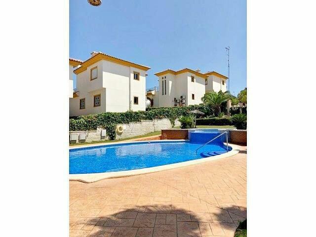 Szeregówka z basenem Hiszpania, flipping, okazja, inwestycja