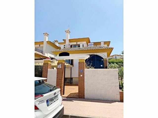 Szeregówka z basenem Hiszpania, flipping, okazja, inwestycja