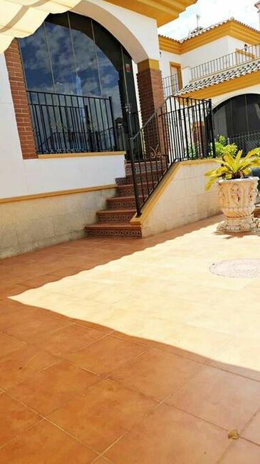 Szeregówka z basenem Hiszpania, flipping, okazja, inwestycja