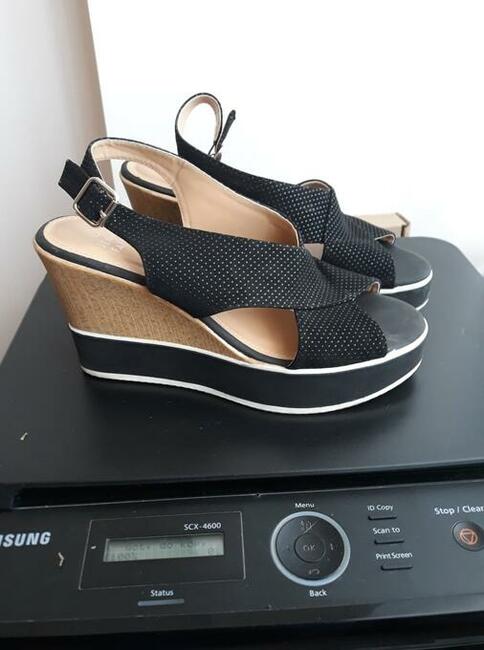 Ubrania damskie różny asortyment i buty