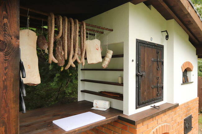 Wędzarnia ogrodowa z piecem do pizzy chleba