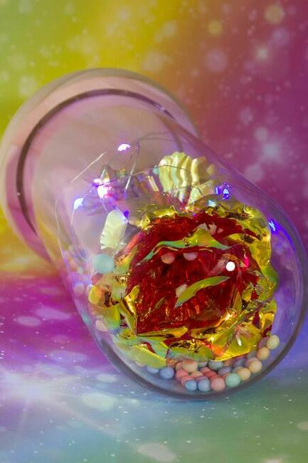 Piękna Sztuczna Wieczna Róża w Szkle Czerwona z Figurkami