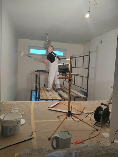 Szpachlowanie, malowanie, układanie paneli ,,