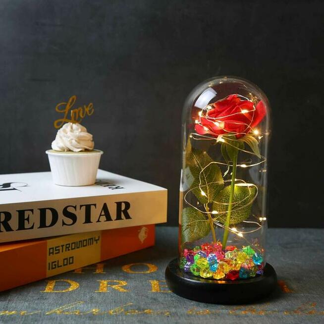 Piękna Wieczna Czerwona Róża W Szkle Kolorowe Kryształki