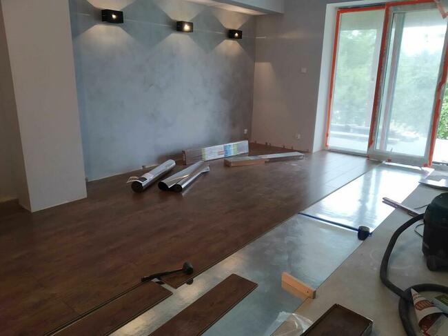 Szpachlowanie, malowanie, układanie paneli ,,