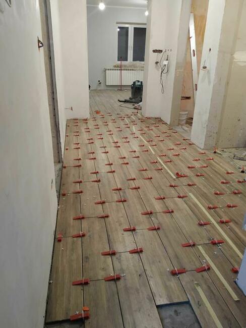 Szpachlowanie, malowanie, układanie paneli ,,