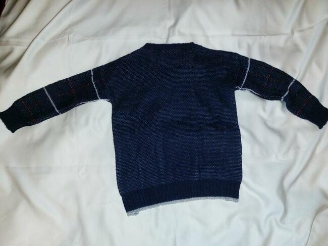 Granatowy sweterek